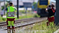 Ngeri Kereta Tabrak Bus Sekolah, Beberapa Orang Tewas