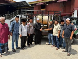 Presiden-Waket Komisi XIII Serahkan Hewan Kurban ke Persulukan Besilam Langkat