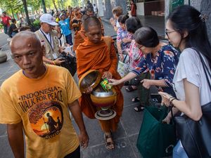 Puluhan Bhikkhu dari 4 Negara Jalan Kaki Menuju Borobudur Sambut Waisak