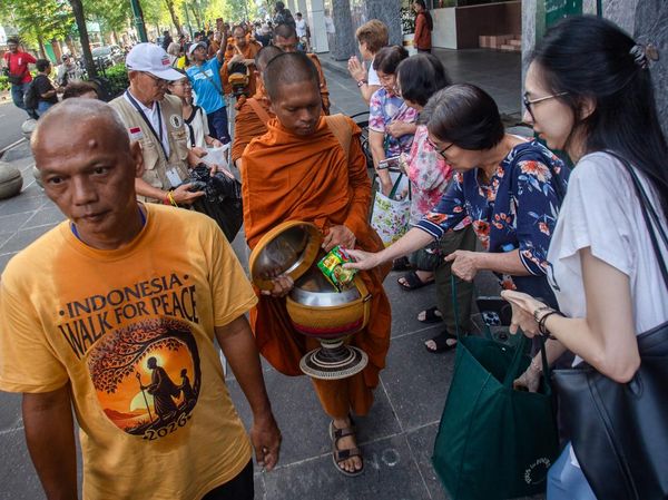 Puluhan Bhikkhu dari 4 Negara Jalan Kaki Menuju Borobudur Sambut Waisak