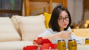 Park Ji Hyun Jadi Anak Kantoran Burnout di See You at Work Tomorrow!