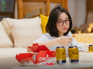 Park Ji Hyun Jadi Anak Kantoran Burnout di See You at Work Tomorrow!