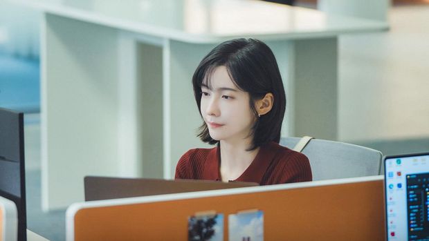 Adegan Park Ji Hyun dalam drama Korea See You at Work Tomorrow!