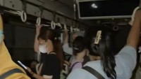 Momen Tegang Penumpang Saat KRL Duri-Tangerang Mogok: Gerbang Gelap-AC Mati