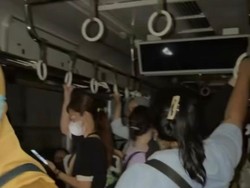 Momen Tegang Penumpang Saat KRL Duri-Tangerang Mogok: Gerbang Gelap-AC Mati