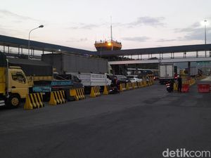 H-1 Idul Adha, Antrean Truk dan Bus Mengular di Gilimanuk