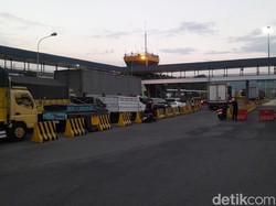 H-1 Idul Adha, Antrean Truk dan Bus Mengular di Gilimanuk