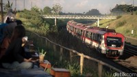 Saat Senja dan Kereta Berpadu dengan Sempurna di Jembatan Jogja