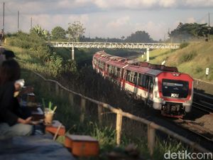 Syahdu! Nyore Lihat Senja dan Kereta di Jembatan Ngebrak Gamplong