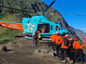 Video Proses Evakuasi Turis Malaysia yang Jatuh di Gunung Rinjani