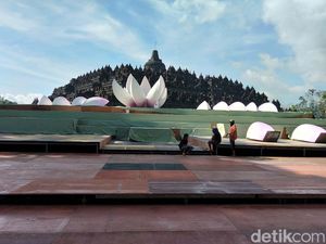 Jelang Waisak, Altar Berhias Teratai Mulai Didirikan di Candi Borobudur