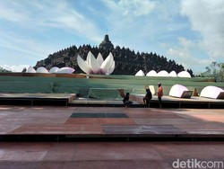 Jelang Waisak, Altar Berhias Teratai Mulai Didirikan di Candi Borobudur