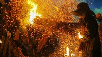 Warga Jepara Saling Serang Api dalam Tradisi Perang Obor