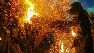 Warga Jepara Saling Serang Api dalam Tradisi Perang Obor
