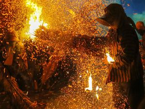 Warga Jepara Saling Serang Api dalam Tradisi Perang Obor