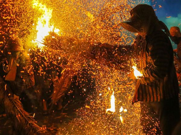 Warga Jepara Saling Serang Api dalam Tradisi Perang Obor