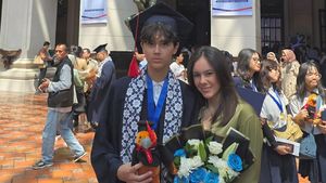 Wulan Guritno Bawa Bunga Spesial Kado Jeremiah Dimitri Lulus SMP