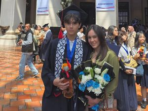 Wulan Guritno Bawa Bunga Spesial Kado Jeremiah Dimitri Lulus SMP