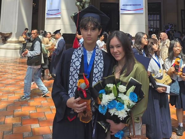 Wulan Guritno Bawa Bunga Spesial Kado Jeremiah Dimitri Lulus SMP