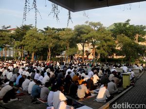 Alun-alun Pamulang Dipenuhi Jemaah Salat Idul adha