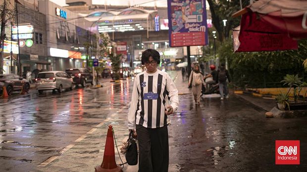 Kawasan Blok M kembali menjadi salah satu ruang favorit bagi generasi muda, khususnya Gen Z, untuk berkumpul dan mengekspresikan gaya hidup mereka. (CNN Indonesia/Adi ibrahim)