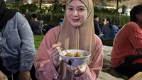 Melokal! Ayana Moon Cicip Mie Titi Makassar hingga Pempek Palembang