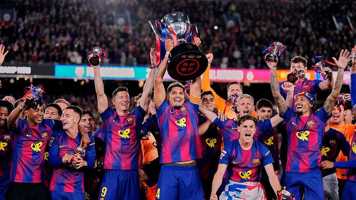 Skuad Barcelona saat merayakan gelar juara Liga Spanyol 2025-26.