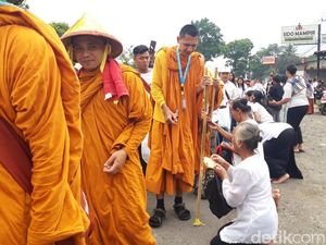 16 Biksu Thudong dari Jepara Tiba di Boyolali, Warga Antusias Menyambut