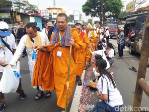 Cerita Beratnya Biksu Thudong Jepara Tempuh Tanjakan Gombel: Menguras Tenaga