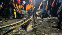 Damkar Evakuasi Sapi Kurban Nyemplung Septic Tank di Mojokerto