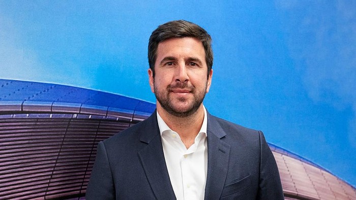 Capres Real Madrid Enrique Riquelme siap menggaet dua pemain bintang.
