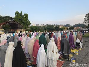 Warga Candisari Semarang Salat Idul Adha di Lapangan Eks Wonderia
