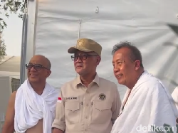 Wukuf 2026 Lancar, Menhaj Sempatkan Diskusi Saat Kunjungi Tenda Timwas DPR