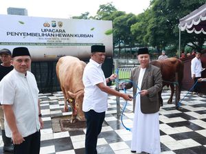 Polda Jatim Sembelih dan Salurkan Ratusan Hewan Kurban pada Masyarakat