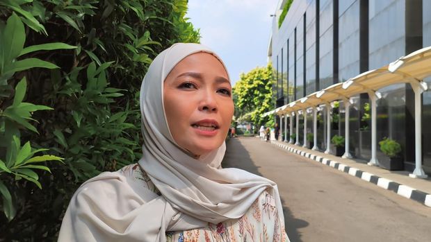 Istri mantan Menag Yaqut Cholil Qoumas (YCQ), Eny Retno, menjenguk suaminya di Rutan KPK pada momen Idul Adha 1447 H, Rabu (27/5/2026).