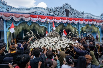 Kirab Grebeg Besar Keraton Solo Semarakkan Idul adha