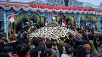 Kirab Grebeg Besar Keraton Solo Semarakkan Iduladha