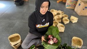 Ramah Lingkungan Masjid di Kediri Bagikan Daging Kurban Pakai Besek-Daun Jati
