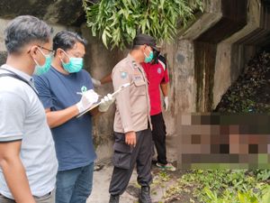 Warga Purwoharjo, Banyuwangi, digegerkan penemuan mayat tanpa identitas di bawah jembatan. Polisi selidiki dugaan korban ODGJ dan cari identitasnya.
