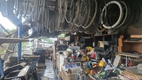 Menjelajah Lorong Barang Jadul di Mall Rongsok Depok