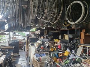 Menjelajah Lorong Barang Jadul di Mall Rongsok Depok