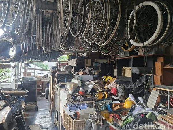 Menjelajah Lorong Barang Jadul di Mall Rongsok Depok