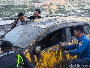 Byurr! Agya Kuning Nyemplung Sawah di Delanggu Klaten