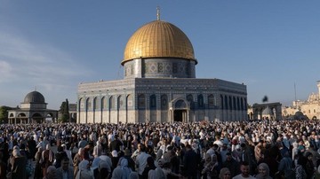 Momen Umat Muslim Palestina Salat Idul Adha di Masjid Al-Aqsa