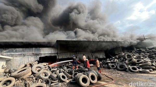 Kebakaran Hebat Melanda Pabrik Daur Ulang Ban di Mojokerto