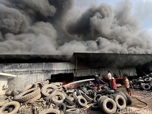 Kebakaran Hebat Melanda Pabrik Daur Ulang Ban di Mojokerto