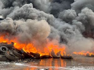 Video Pabrik Daur Ulang Ban di Mojokerto Terbakar Hebat, Diduga Akibat Korsleting