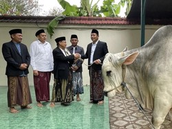 Bupati Subandi Serahkan Hewan Kurban ke Takmir Masjid Agung Sidoarjo