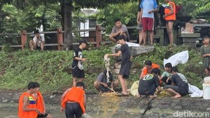 DLH Kota Surabaya Sidak Warga Cuci Rumen di Sungai