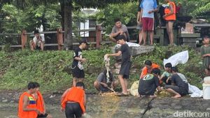 DLH Kota Surabaya Sidak Warga Cuci Rumen di Sungai